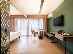 Uma TV ou centro de entretenimento em Grand Mercure SP Itaim Bibi