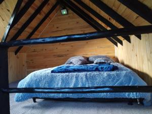 Postel nebo postele na pokoji v ubytování Cabañas Del Árbol n2