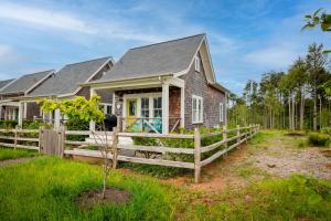 una casa con una valla de madera delante de ella en Morningside by Seabrook Hospitality, en Pacific Beach