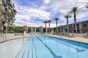 Bazén v ubytovaní Balcony Luxury High Rise Downtown Fremont Casinos alebo v jeho blízkosti