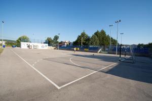 Tenis alebo squash v ubytovaní Villa Madunic with private swimming pool alebo jeho okolí