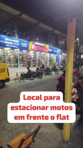 Una tienda con motocicletas estacionadas en un estacionamiento. en Flat completo para até 4 pessoas no Vidigal - RJ, en Río de Janeiro