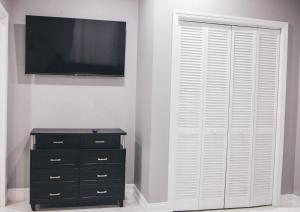 Televisyen dan/atau pusat hiburan di Island Haven Hideaway 1BR +8 gambar