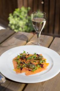 Un plato de comida en una mesa con una copa de vino. en The Angel at Burford, en Burford 14 fotos más