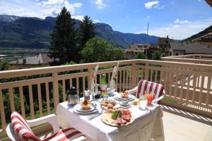 una mesa con comida en la parte superior de un balcón en Überbacherhof, en Termeno