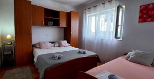 Ένα ή περισσότερα κρεβάτια σε δωμάτιο στο Apartments by the sea Sucuraj, Hvar - 5671