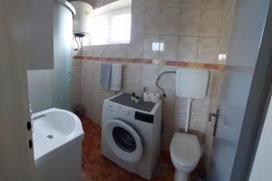 Ένα μπάνιο στο Apartments by the sea Sucuraj, Hvar - 5671
