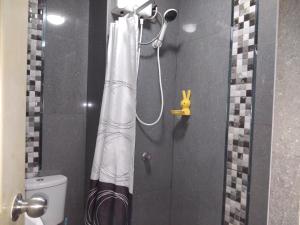 eine Dusche mit einem weißen Duschvorhang im Bad in der Unterkunft Casa alojamiento Ordoñez in Ilo