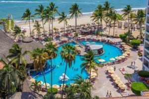 プエルト・バジャルタにあるCasa Vista Hermosa - Beautiful Beach front condoのプールとビーチのあるリゾートの空からの景色を望めます。