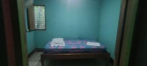 une petite pièce avec un lit et une fenêtre dans l'établissement Hostel María Ometepe, à Santa Cruz 55 autres photos