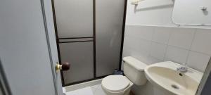 un piccolo bagno con un water e un lavandino di Hotel Empresarial a Pereira