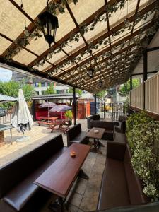 un patio con tavolo e panche in legno di Bridge Park Hotel a Londra