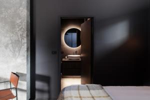 1 dormitorio con baño con lavabo y espejo en Allure 43, en Launceston