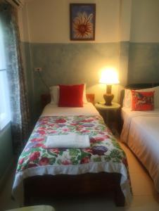a bedroom with a bed with two towels on it at Baan Chomchan - Thale Noi บ้านพักชมจันทร์ in Ban Khuan Phanang Tung (1) +7 photos