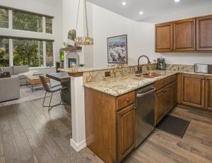 una cocina con fregadero y encimera en Aspenwood 311 condo, en Edwards