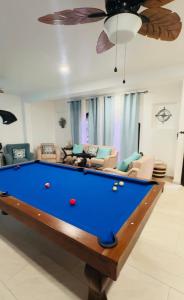 ein Wohnzimmer mit einem Billardtisch in der Unterkunft Casa Castillo Playa in Playa del Carmen