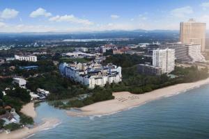 eine Luftaufnahme eines Strandes und von Gebäuden in der Unterkunft Grand Florida 1 Bedroom Condo close to Beach - G601 in Na Jomtien