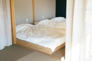 Postel nebo postele na pokoji v ubytování ArgonHouse一棟貸切の宿