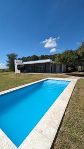 ein blauer Pool vor einem Haus in der Unterkunft Casa de Campo, Arroyo Seco in Arroyo Seco