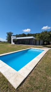 ein Swimmingpool vor einem Haus in der Unterkunft Casa de Campo, Arroyo Seco in Arroyo Seco