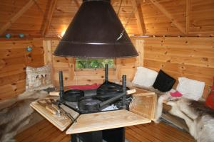 um quarto com um fogão numa cabina de madeira em Ceecliff House em Culdaff