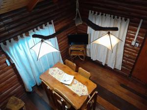 ビジャ・ヘネラル・ベルグラーノにあるAldea Las Calandriasのテーブルとテレビのあるダイニングルーム