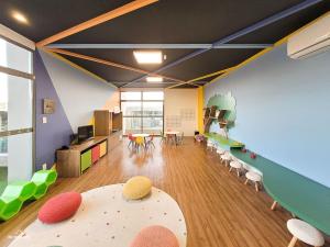 une salle de jeux avec un toboggan, une table et des chaises dans l'établissement Nosso Apê 915: Piscina | TV Box | Academia - NA2002, à Juiz de Fora