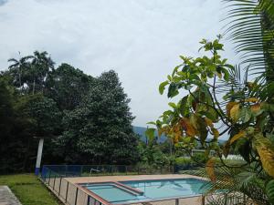 Bazén v ubytování SOL & SELVA Hostal Mocoa Putumayo nebo v jeho okolí