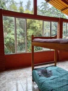 Postel nebo postele na pokoji v ubytování SOL & SELVA Hostal Mocoa Putumayo