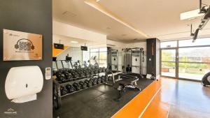 une salle de sport avec des tapis de course dans l'établissement Nosso Apê 915: Piscina | Academia | Coworking - NA2103, à Juiz de Fora