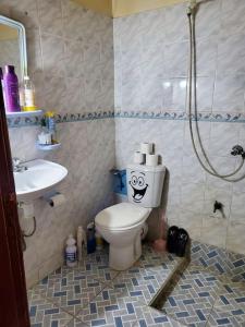 à 10 minutes du grand mall d'Afrique, WiFi Netflix 1ère étage في Oulad Hamida: حمام مع مرحاض مرسوم عليه وجه