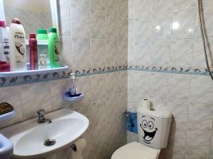 à 10 minutes du grand mall d'Afrique, WiFi Netflix 1ère étage في Oulad Hamida: حمام مع حوض ومرحاض مع وجه مسحوب عليه +8 صور