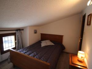 a bedroom with a bed in a room with a window at Duplex lumineux 4 pièces, 10 pers, rénové au pied des pistes - Auris en Oisans - FR-1-297-341 in Auris