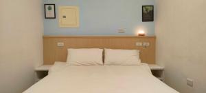 Giường trong phòng chung tại Zhuge Hospitality Homestay