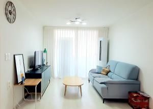 TV a/nebo společenská místnost v ubytování Riahouse KINTEX 1min 2room