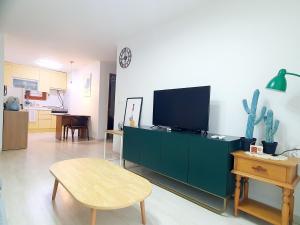 TV a/nebo společenská místnost v ubytování Riahouse KINTEX 1min 2room