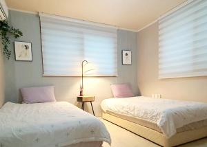 Postel nebo postele na pokoji v ubytování Riahouse KINTEX 1min 2room