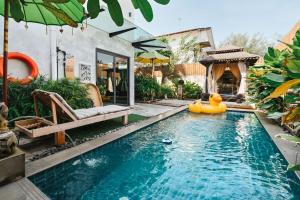 Kelebang BesarにあるSamaya Luxury Villa - Melakaの家の中のゴムダック付きプール