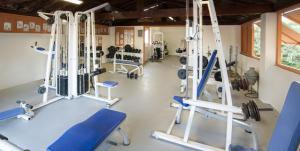 - une salle de sport avec des chaises et des machines bleues dans l'établissement Mobil Home CasaLuca 3 chambres 2 Salles d'eau, à Canet