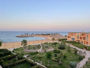a view of the beach and a resort at Blumar El sokhna in Al Ḩafāʼir