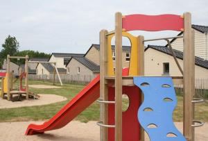 un patio de recreo con un tobogán en un parque en Vakantievilla Aan Zee, en Middelkerke