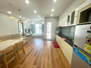 Kuchyň nebo kuchyňský kout v ubytování Beachfront Hon Chong Nha Trang Apartment + 69 fotografií