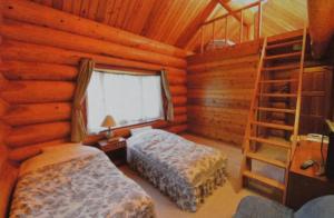 Ένα ή περισσότερα κρεβάτια σε δωμάτιο στο log Hotel kamloops