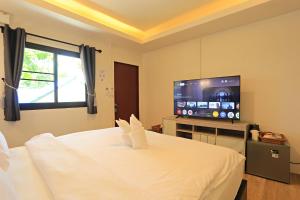 TV a/nebo společenská místnost v ubytování Giggling Tree Resort