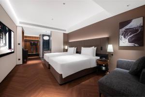 Postel nebo postele na pokoji v ubytování Intercity Shanghai Xujiahui - Free Minibar and near Yishan Road Metro Station
