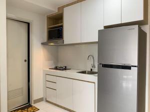 Galeriebild der Unterkunft Comfortable and Spacious 1BR Tokyo Riverside PIK 2 Apartment By Travelio in Rawalembang + 8 Fotos