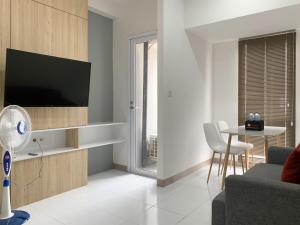 Galeriebild der Unterkunft Comfortable and Spacious 1BR Tokyo Riverside PIK 2 Apartment By Travelio in Rawalembang