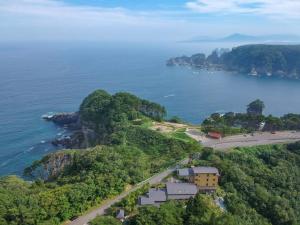 宫古市Nagisatei Taroan的一座位于海边小山上的建筑