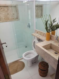 a bathroom with a shower and a toilet and a sink at Casa Absolute Summer Breeze e Piscina in Morro de São Paulo