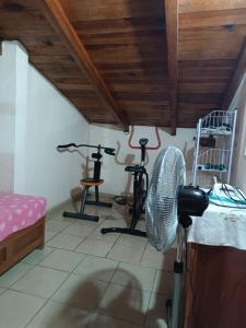 une pièce avec deux vélos d'exercice et un ventilateur dans l'établissement La Casa Bonita, à Agua de Correa